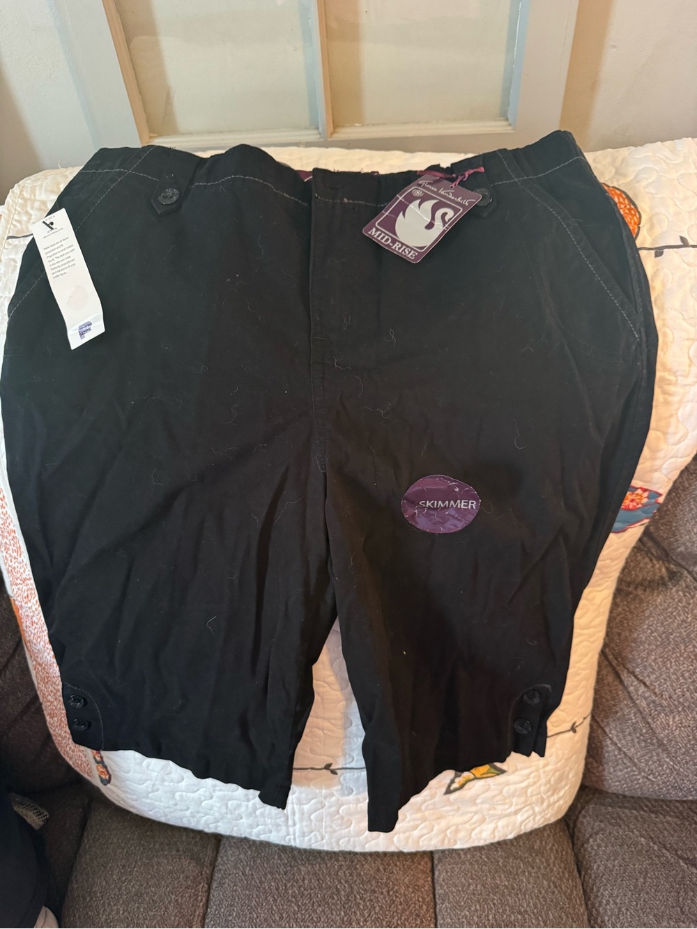 Skimmer Black Mid-Rise Capri Pants